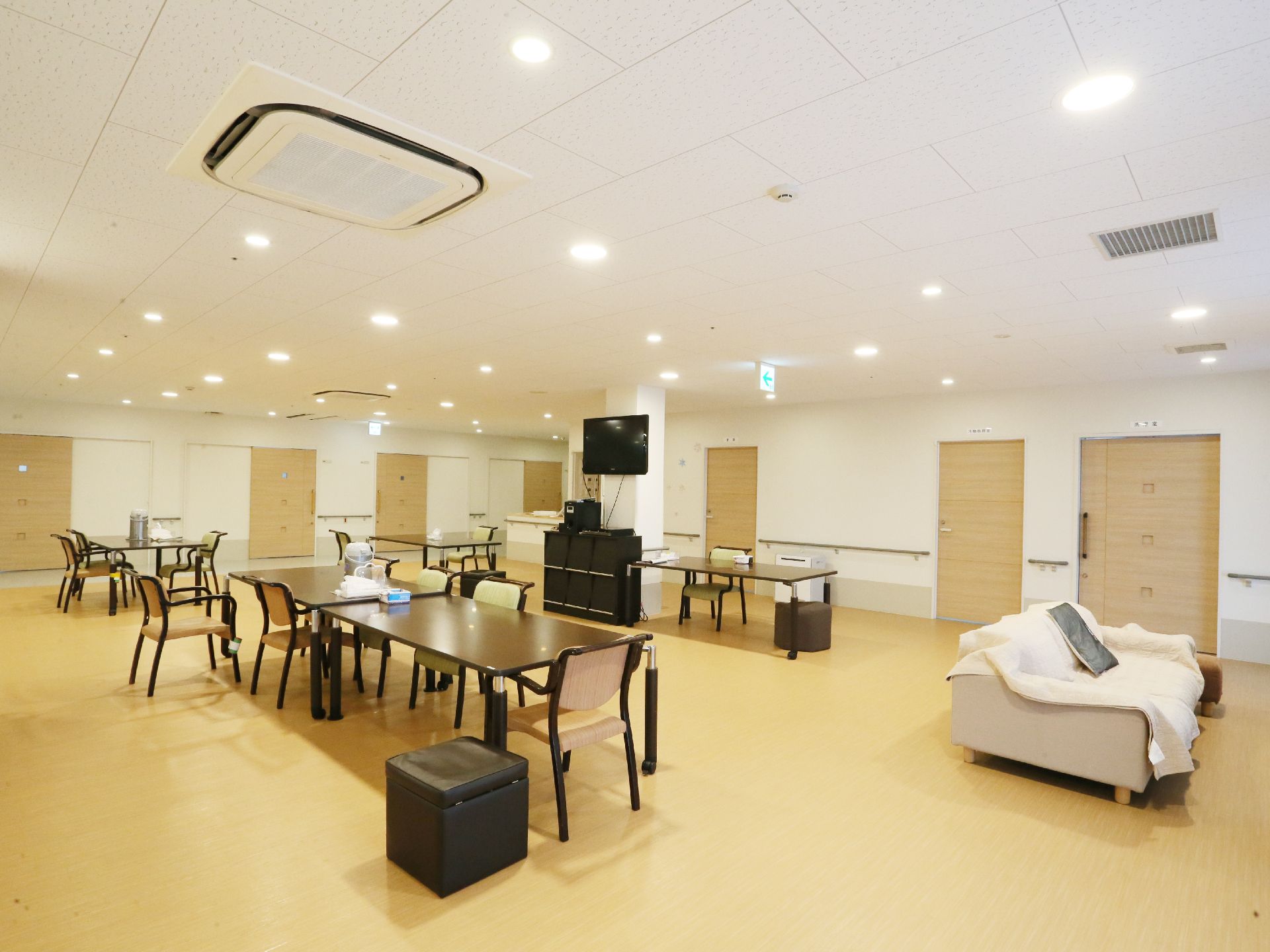 共用室は2階から4階に設けられ、いずれのフロアも共通の構造。テーブルと椅子、またソファーなどが備えられている。