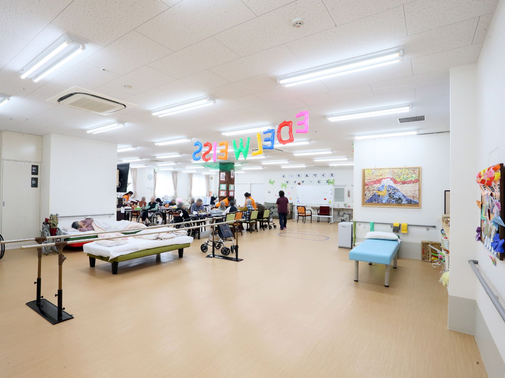 1階はデイサービス事業の空間になっている。介護が必要な自宅居住の方に、通いでの入浴や食事などのお世話を提供している。
