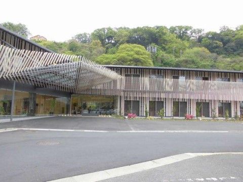 葉山の丘の外観。大きな駐車場を完備しておりますので、ご来訪時はお車でのお越しができます。