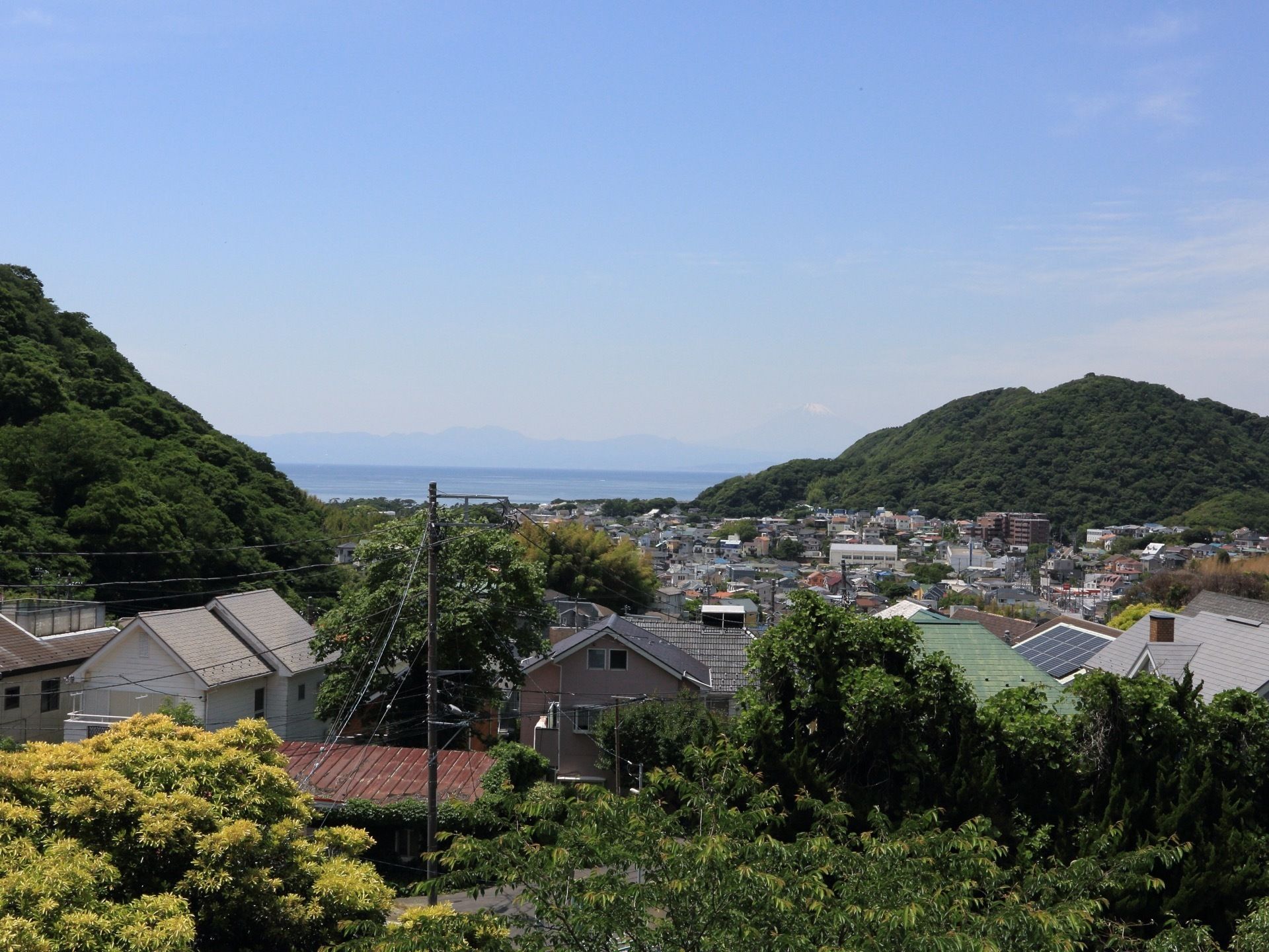 施設の上階のお部屋からは、小高い山や緑豊かな街並み、そしてその向こう側に海が見える。見晴らし抜群である。