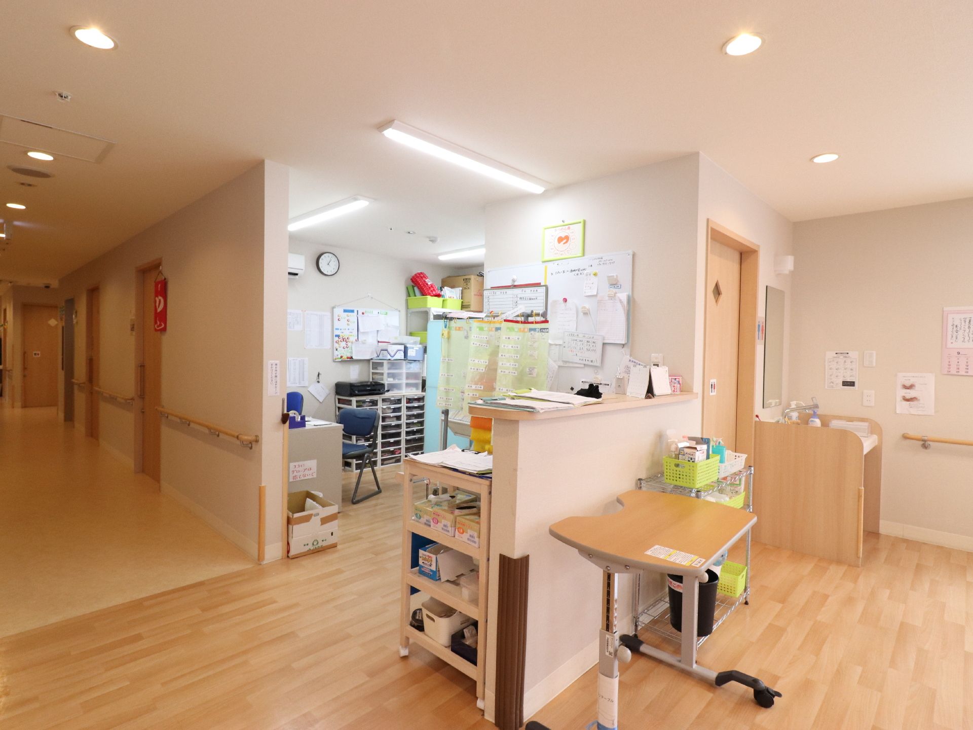 スタッフが常駐している事務室には、書類や様々な道具類が整然と収納されている。連絡事項が壁に貼られている。