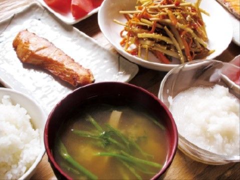 さくらはうす（医療対応型高齢者賃貸住宅）の食事。毎日飽きない、豊富なメニュー・献立を作成しておりますので、毎日飽きずにお食事いただけます。