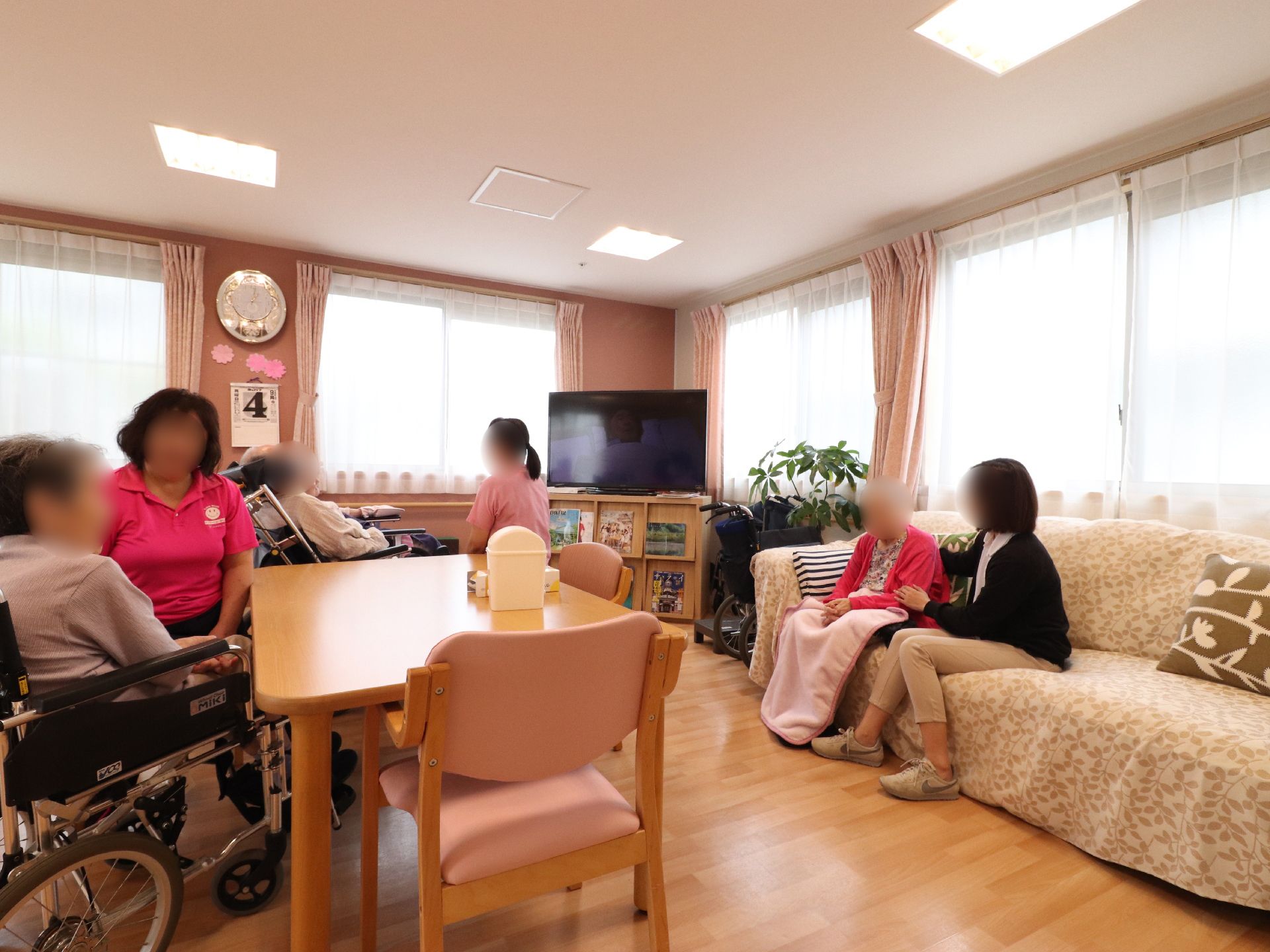 多目的ルームには、テレビが設けられている。テレビの下には本棚があり、雑誌が並んでいる。ソファーが置いてある。
