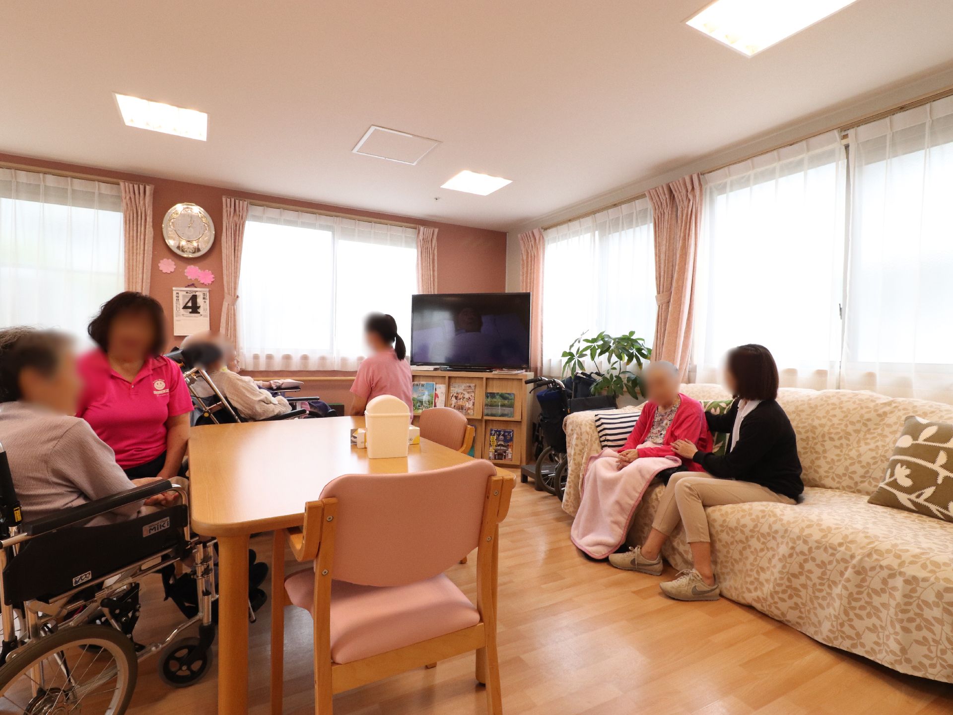 さくらはうす（医療対応型高齢者賃貸住宅）のリビング。車いすでのご利用も楽に出来る専用のテーブルセットをご用意しております。