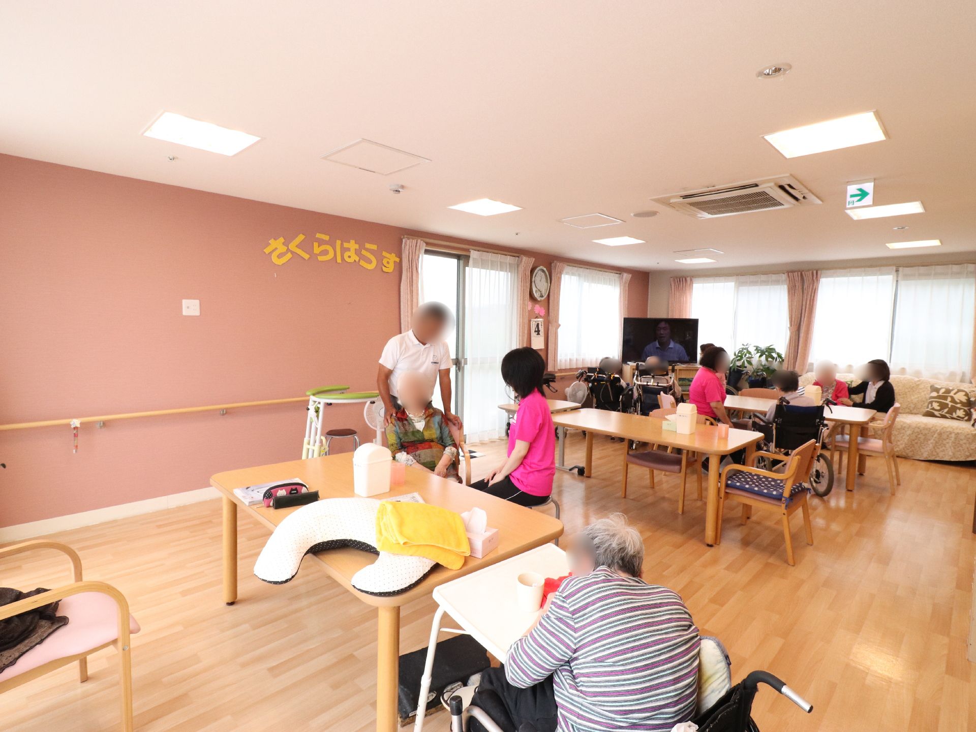 さくらはうす（医療対応型高齢者賃貸住宅）のリビング。車いすのままお気軽にお使いいただける環境をご用意しております。