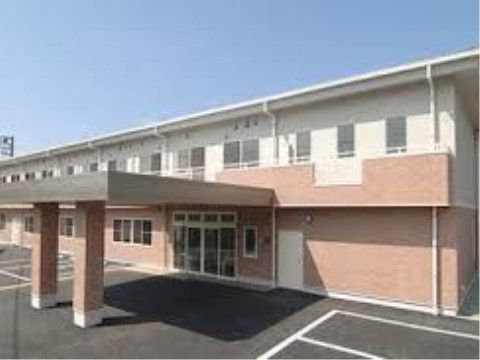 サービス付き住宅きずなの外観。大きく突き出たエントランスルーフが特徴の当ホームはオールバリアフリー設計です。