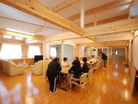 サービス付き住宅きずなのリビング。開放感溢れる明るいリビングは、おしゃべりを楽しむ入居者様で賑わっております。