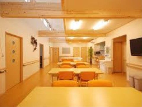 サービス付き住宅きずなの食堂。整備された廊下から直結なので、お部屋から車いすのままお越しいただけます。