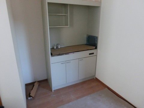 サービス付き住宅きずなのキッチン。居室内に設けられたこちらでは、ご自宅にいるような感覚で、調理を楽しんでいただけます。