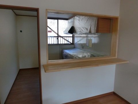 サービス付き住宅きずなのキッチン全景。おしゃれなシステムキッチンは毎日の生活を彩ってくれます。