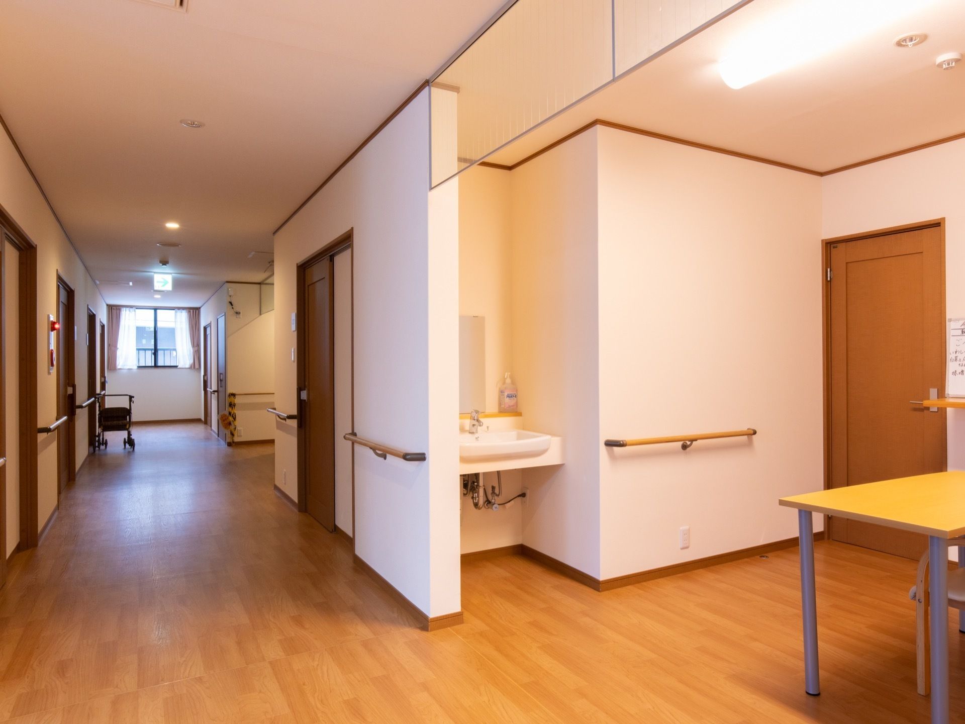 廊下幅は広く、歩行器があってもゆったりと通ることができる。廊下の中央に手洗い場スペースを設けている。