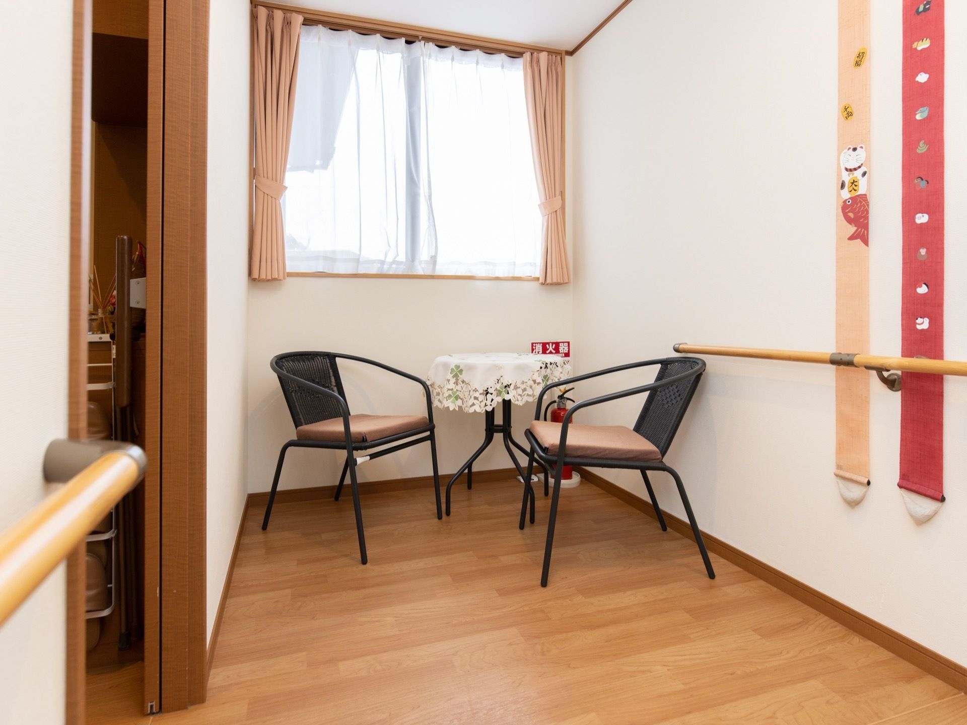 廊下の突き当りにある窓の下に、丸いテーブルと椅子2脚が用意されている。テーブルの上には、レースのクロスが敷いてある。