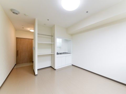 棚やカウンターキッチンが付いており、扉が引き戸となっている個室