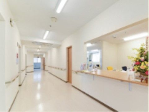スタッフのいる部屋の前の白を基調とした、明るい廊下
