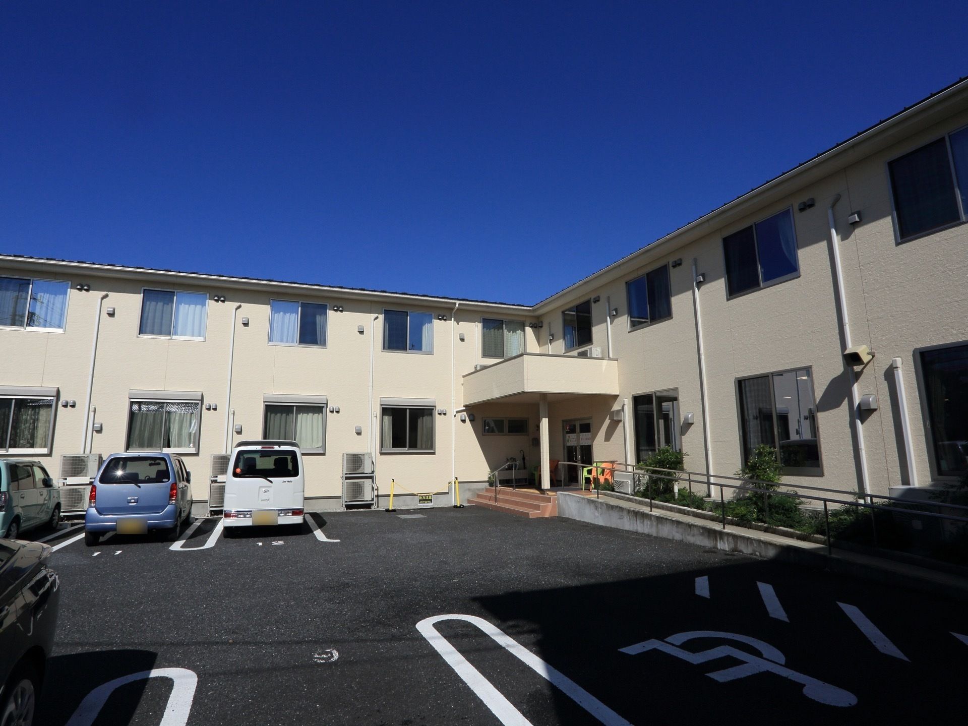 ２階建ての施設で、駐車場を完備している。入り口までは傾斜が緩やかなスロープを完備している。手すりも設置されている。