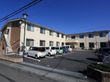 施設は２階建てで、ベージュを基調とした外観に外階段が取り付けられた外壁にブラウンのタイルを貼ったツートンカラーになっている。