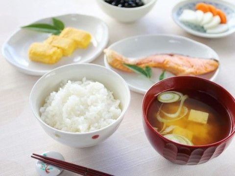 食事はご飯とみそ汁、焼き魚、卵焼き、漬物などがありバランスの良いメニューになっている。箸置きにお箸が置いてある。