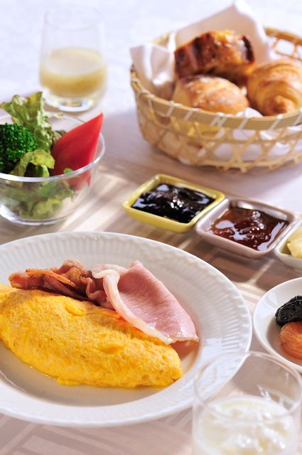 オムレツとサラダとクロワッサン