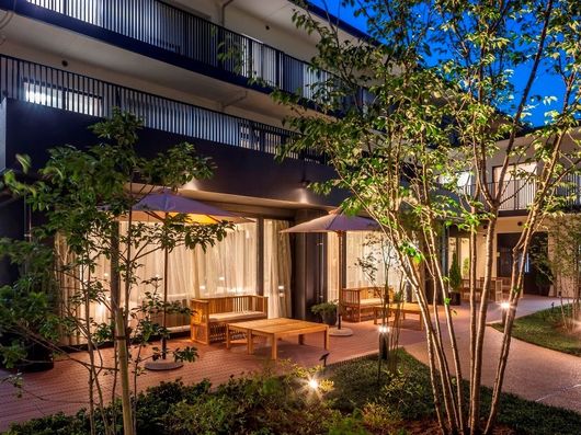 中庭 ウッドデッキ夜景