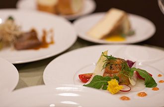 ソースアートで飾った洋食の一例