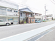 介護施設の入り口と周辺の風景