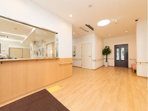 正面にエレベーター、左に受付のある、広々とした玄関ホール