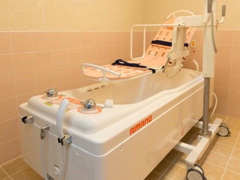 ご入居者様の入浴をサポートする、寝たままお湯につかれる介護入浴機器