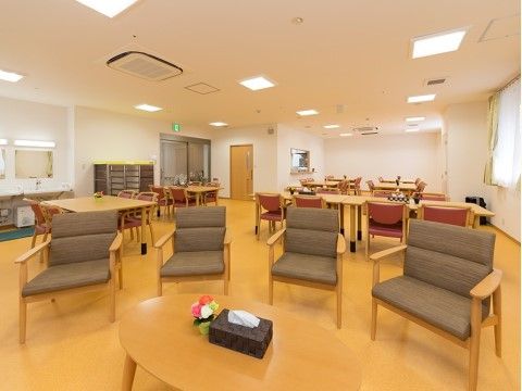 入居者様には広々とした開放的なリビングで、季節のイベントや各種レクリエーションを楽しんでいただける。