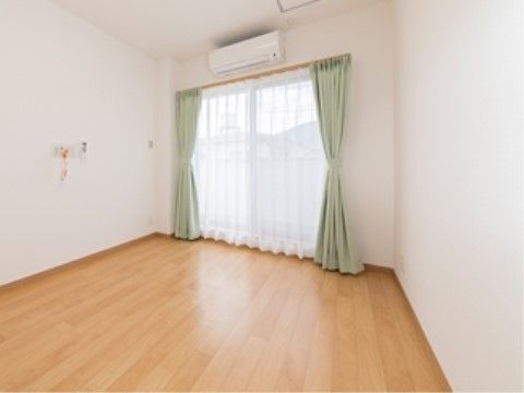 フローリング敷きのシンプルなつくりの居室である。ナースコールも設置され、大きな窓からは穏やかな日差しも入り、快適にお過ごしいただける。