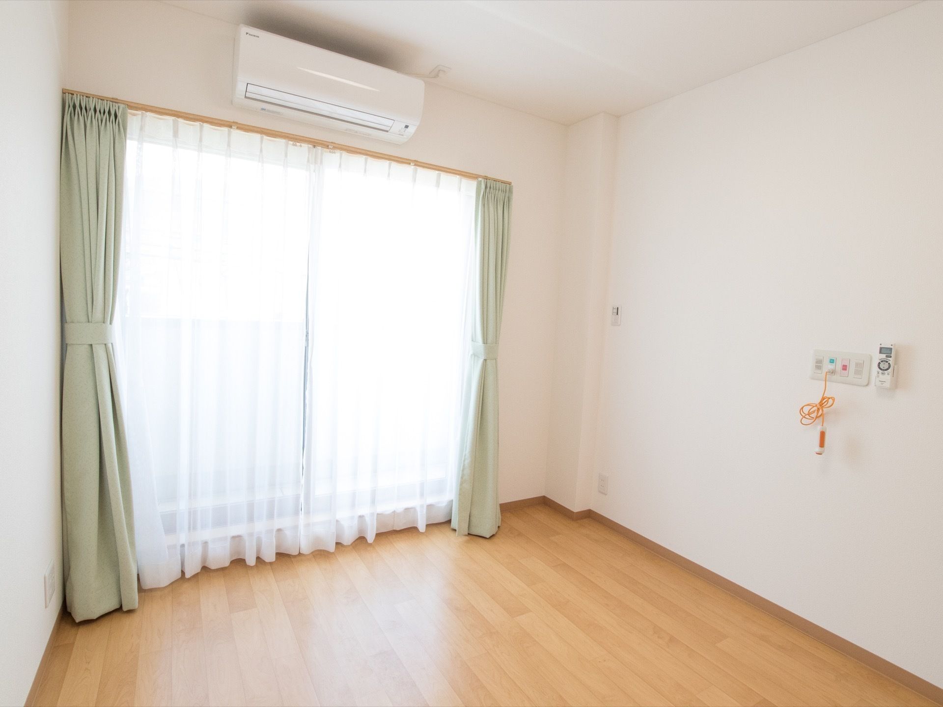 大きな窓から日の光を取り入れることができ、木目調の床に白い壁紙で明るい雰囲気の部屋になっている。エアコンやナースコールが備え付けられている。