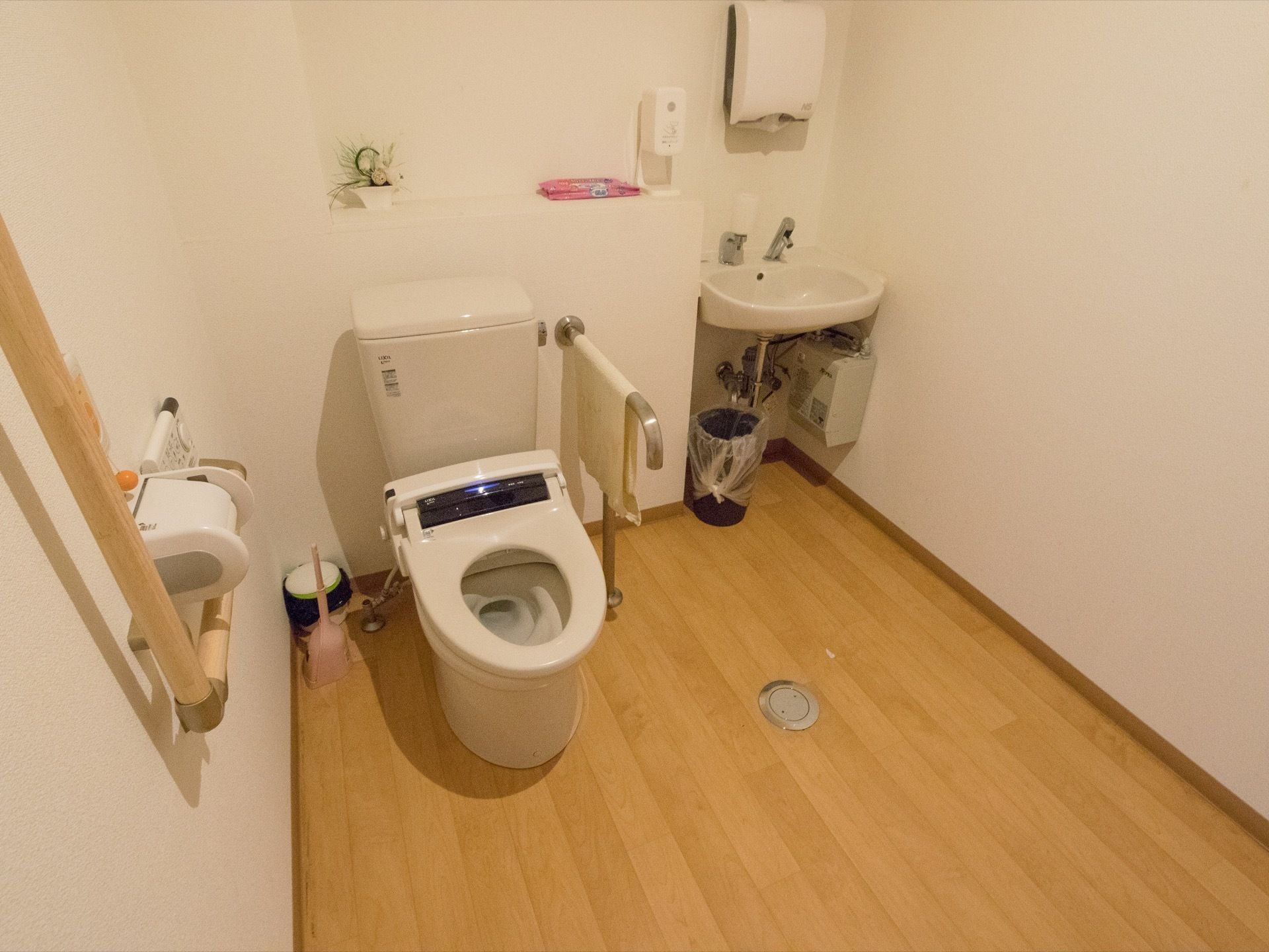 木目調の床に白い壁紙で清潔感のある空間になっている。手すりとナースコールが設置されたバリアフリー仕様なので安心。