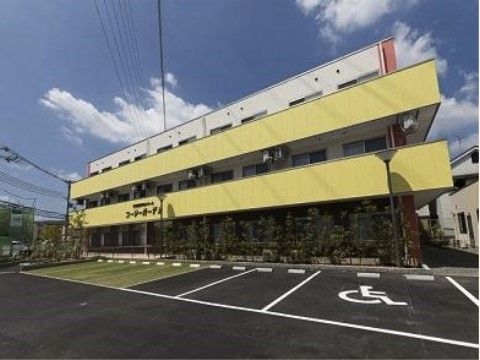 コージーガーデン土師の外観。大きな駐車場を完備しております。ご来訪時はお車でのお越しが出来ます。