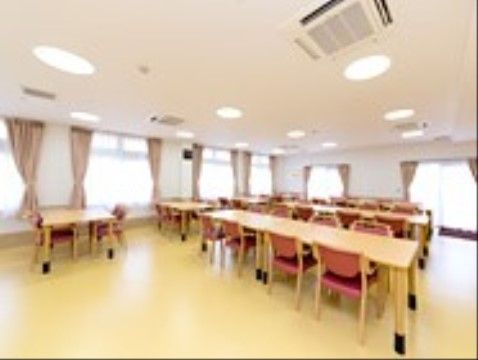 コージーガーデン土師の食堂。毎日多くの入居者様で大いに賑わう、楽しいお食事風景となっております。