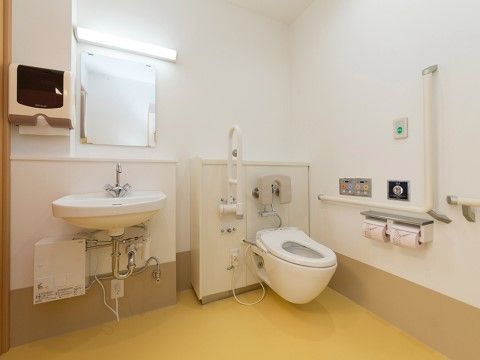コージーガーデン土師のトイレ・洗面台。車いすのままお使いいただけるバリアフリー設計の共用トイレ・洗面台です。