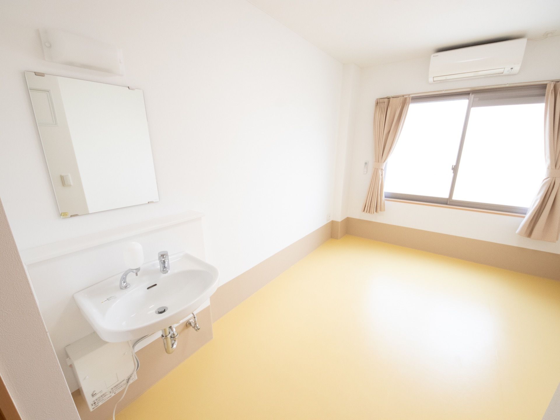 居室には窓が付けられている。洗面台にエアコンも完備されて、部屋で過ごすのには快適な造りになっている。