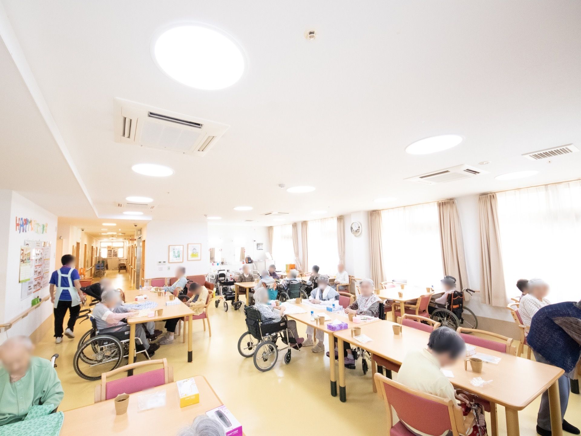 食堂は壁側に窓が沢山取り付けられていて、日の光が入り明るい空間となっている。居室にいるだけでなく、集まって談笑して楽しく過ごせる。