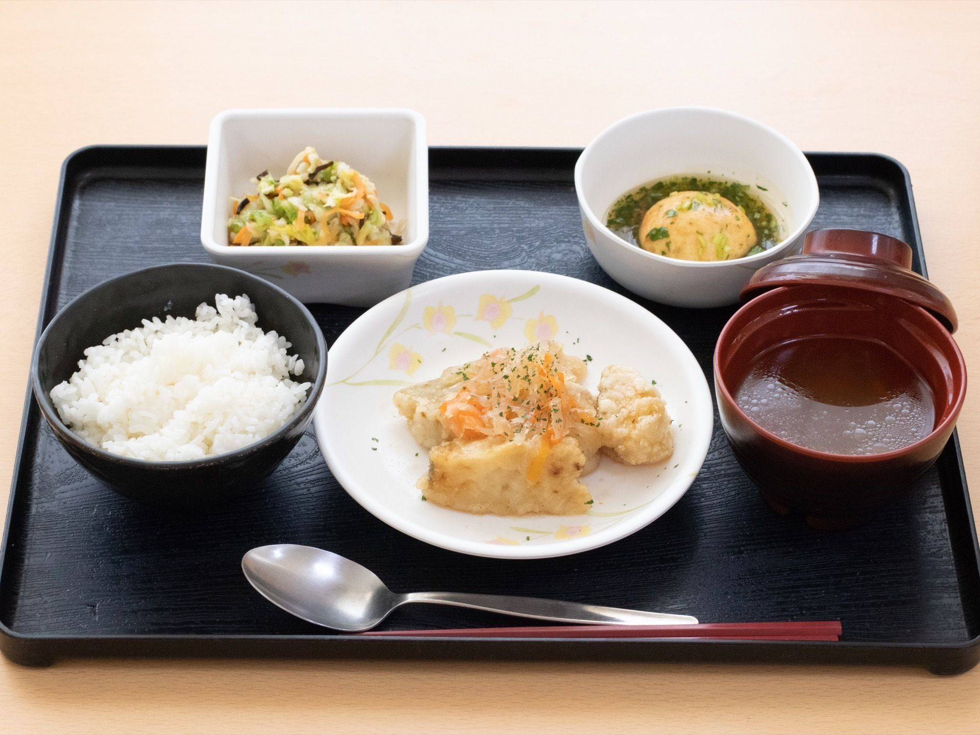 食事内容は入所者様の体の調子、栄養のバランスに味付けと配慮したメニューとなっている。安心で美味しく食べることができる。
