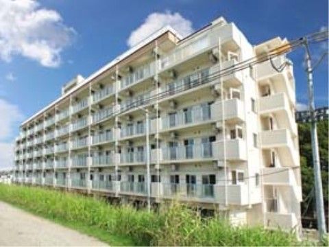 あい・さくらホーム東住吉の外観。大きなマンションのような施設外観です。駐車場を完備している。