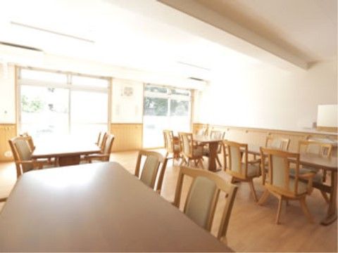 あい・さくらホーム東住吉の食堂。日々多くの入居者様で大いに賑わう、楽しいお食事風景となっております。