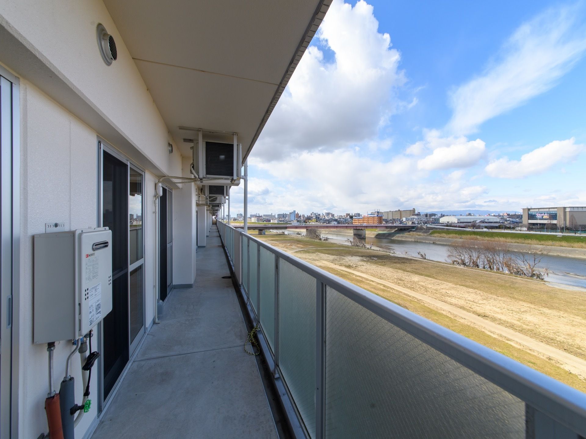 ベランダから見える景色には川が流れており、目の保養にピッタリである。余計な建物は近隣にないため、景色をさえぎる物がなく自然を感じられる。