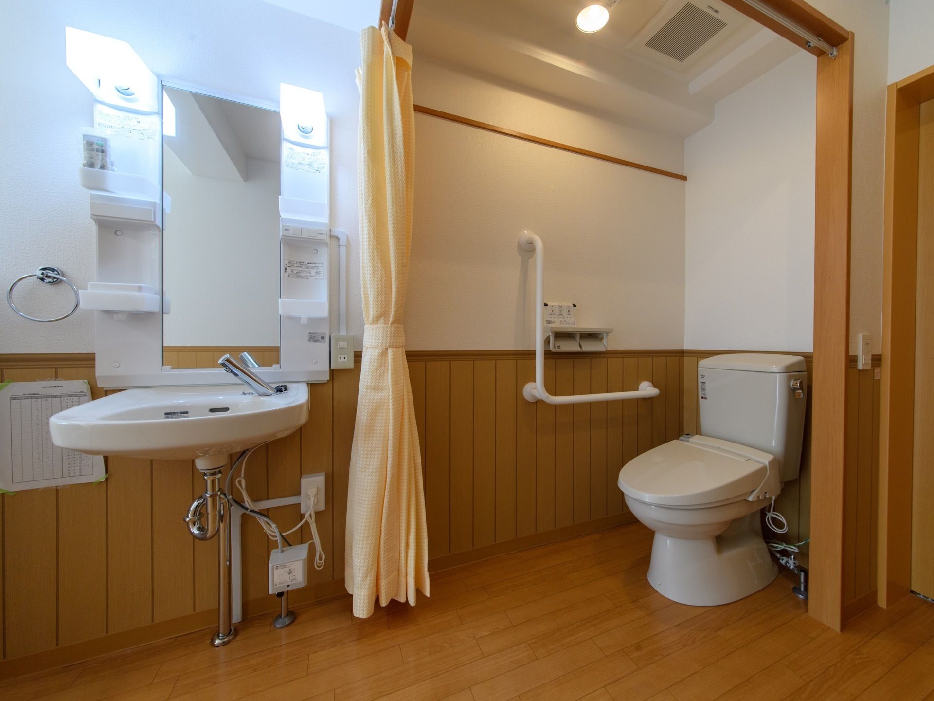 トイレそのものは一般家庭にあるものと変わらないので、違和感なく使用することができる。洗面台も側にあるので、身だしなみを整えることもできる。