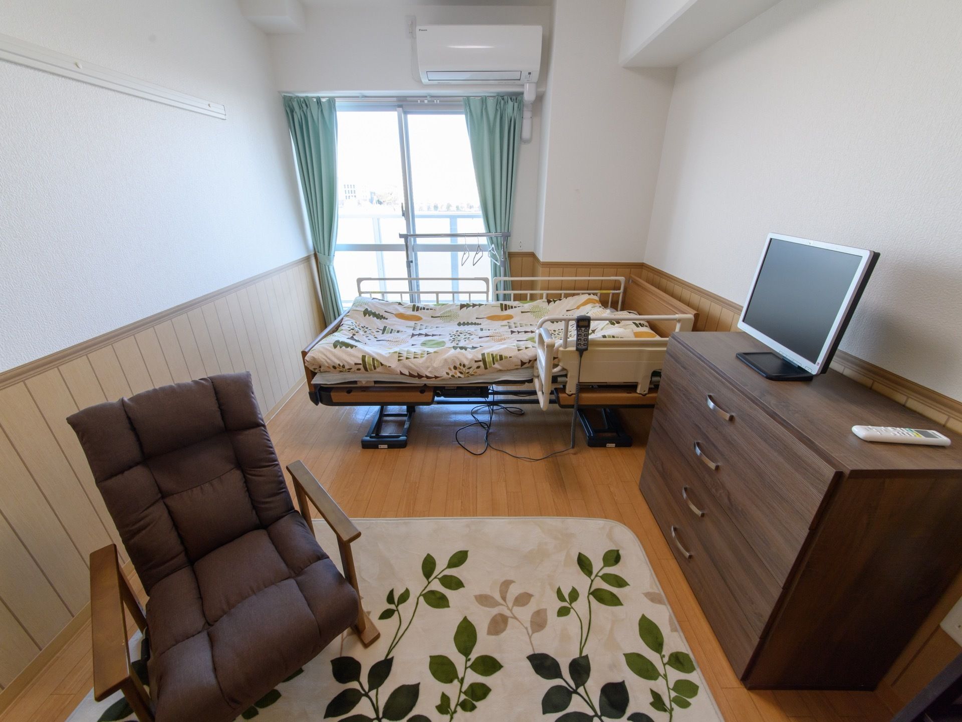 部屋には、ベッドの他にタンスやソファーが用意されている。テレビもあるので、くつろぎながら鑑賞する事ができる。