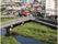 眼下には街並みが広がっている。川が流れ、川岸には遊歩道が整備されている。天気の良い日には、川の音を聞きながら散歩することができる。