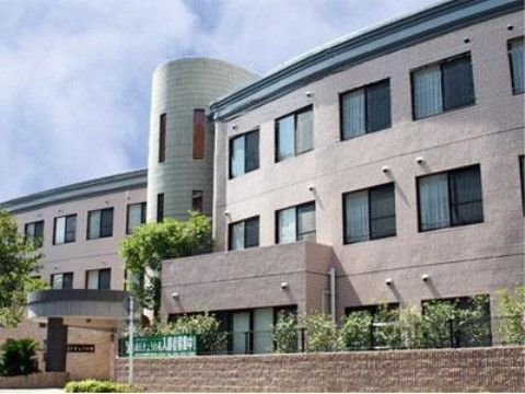 ３階建ての日当たりの良いスタイリッシュなグループホームである。建物周りには、草木がたくさん植えられている。