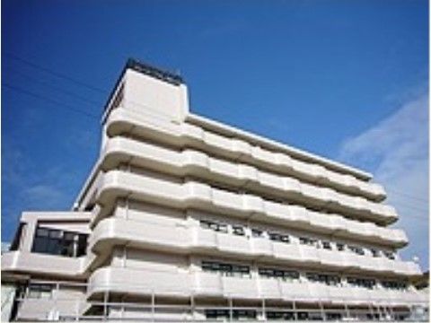 白色を基調とした清潔感のある建物である。日当たりの良いベランダが多く設けられており、明るい印象を与える。