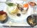 涼しげな敷紙と笹をお食事の下に敷き、夏らしさを演出している。季節ごとの食材をふんだんに使用している。