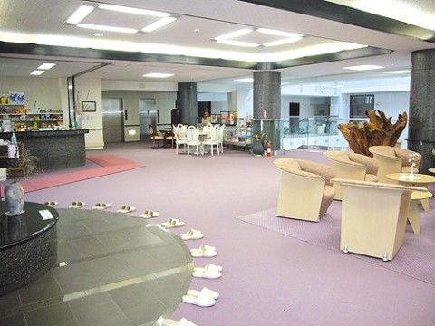 ご来館された方に向けたスリッパが用意されている玄関