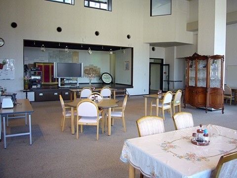 机がゆったりと置かれた多目的ホールでは、入居者様同士の交流の他、大画面テレビでのテレビ鑑賞もできる。