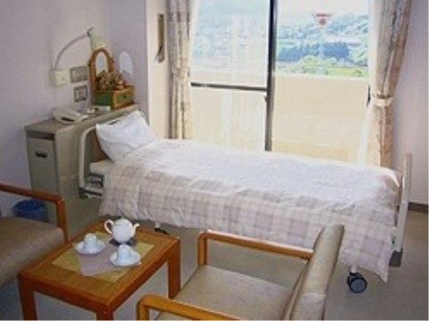 窓のそばにベッドを設置できるので、横になった状態で外の風景を楽しむことができる。テーブルセットなどの必需品も備え付けている。