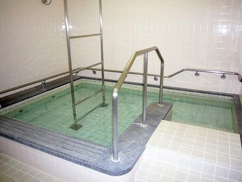 浴槽の入り口や中に手すりを備え付けているため、安全に移動ができる。中は広いので、ゆったりとくつろぐことができる。
